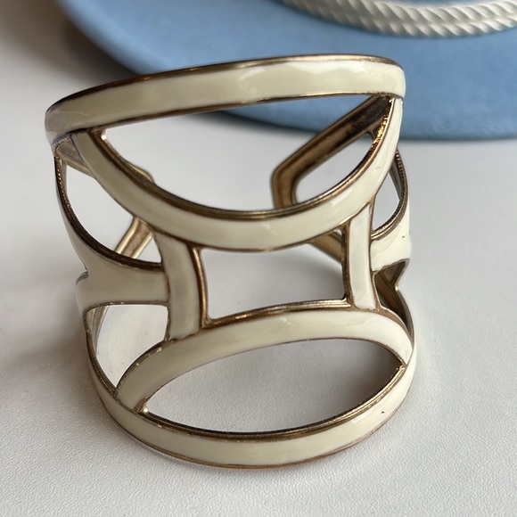 🤍💖✨ Enamel Cream and Gold Cuff Bracelet - Picture 3 of 17